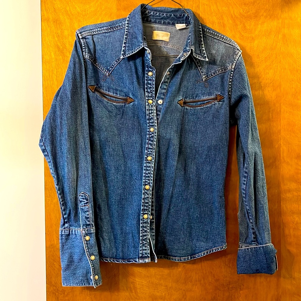 Vintage 70s Wrangler pearl snap denim shirt.